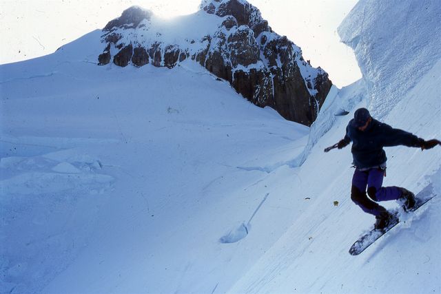 Manuel Bustamante durante el primer descenso de la Sur del Argentino en el 94. Manuel esquio muchas cosas interesantes en los Alpes: Couloir des Italiens a la Grand Casse 5.4 E3 y tambien el Couloir Whymper a la Aiguille Verte 5.3 E3
