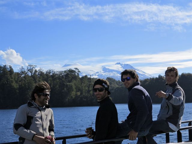 En la balsa del lago Pirihueico, volcan mocho en el fondo