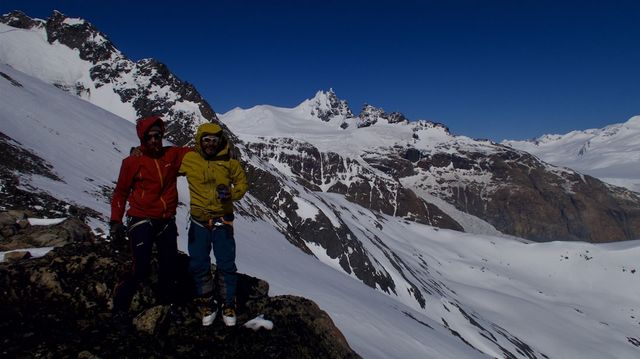 Joaco y Pablo con el hermoso Cerro Falso Ilse, en honor a Ilse Von Rentzell tambien paisana de San Martin de los Andes
